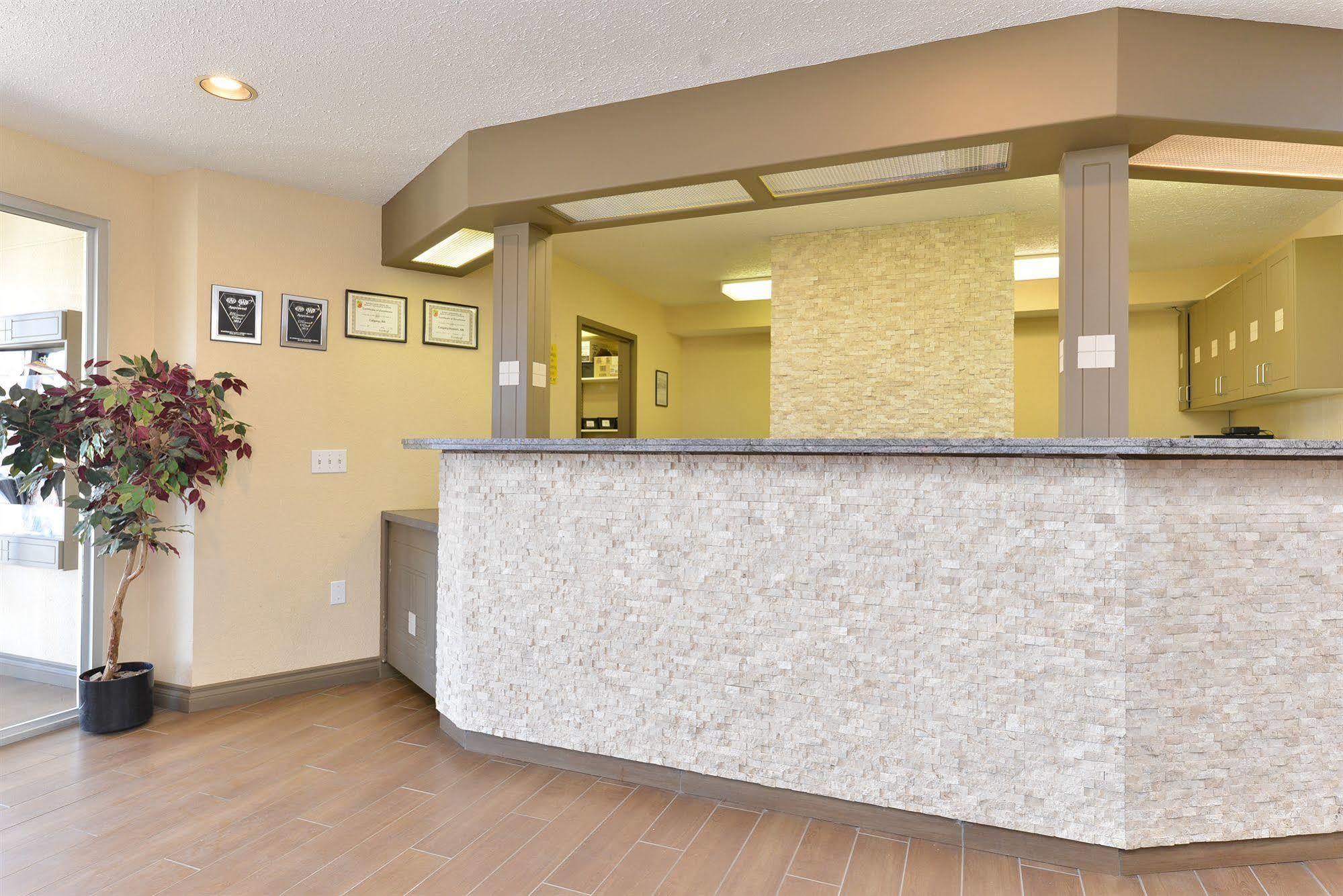 Super 8 By Wyndham Calgary/Airport Hotel Exterior photo
